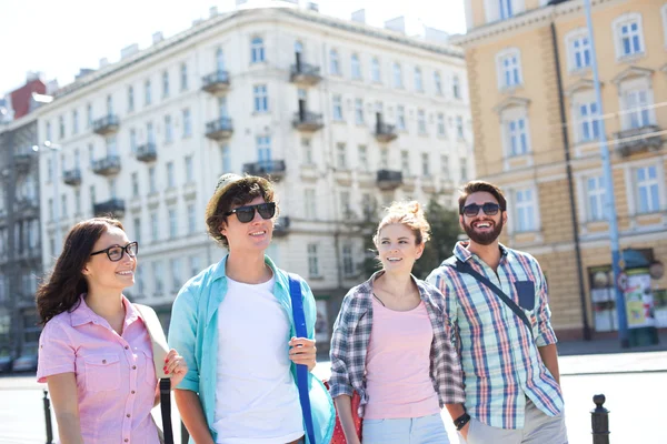 Des amis marchent dans la rue — Photo