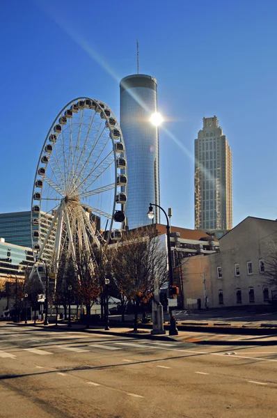 Atlanta cityscape dönme dolap ve gökdelenler dikey