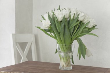 Bir tablo üzerinde Beyaz Lale vazo