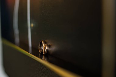 Güzel bir kompozisyonda altın alyanslar güzel bir şekilde duruyor.