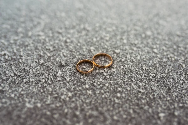 Bröllop Guld Ringar Vacker Komposition Ligger Vackert — Stockfoto