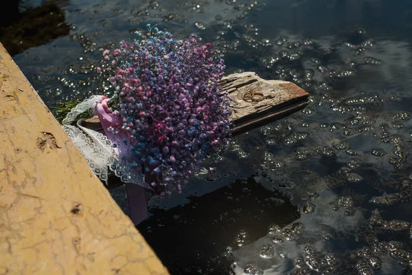 Fedi Nuziali Oro Sono Una Bella Composizione Con Bouquet Nozze — Foto Stock