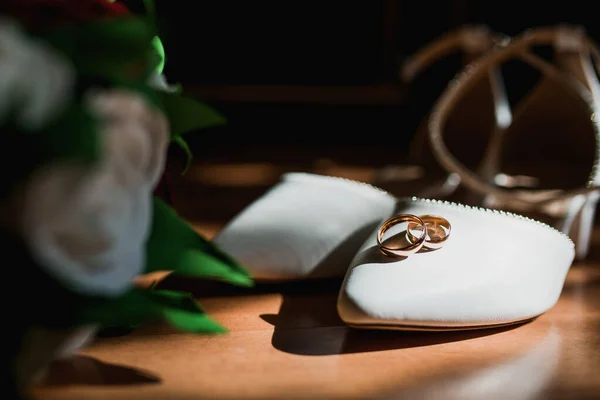 Anéis Casamento Ouro Estão Uma Bela Composição Com Buquê Casamento — Fotografia de Stock
