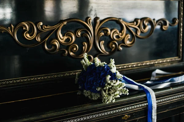 Anéis Casamento Ouro Estão Uma Bela Composição Com Buquê Casamento — Fotografia de Stock