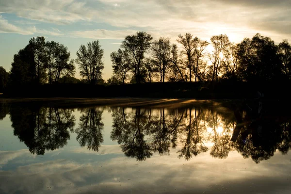 Het Spiegelmeer Werd Bij Dageraad Een Warm Geel — Stockfoto