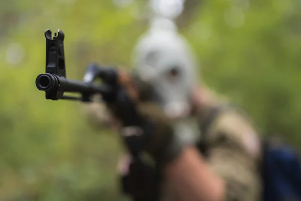 Beväpnad Soldat Gasmask Går Genom Skogen Och Spårar Fienden — Stockfoto
