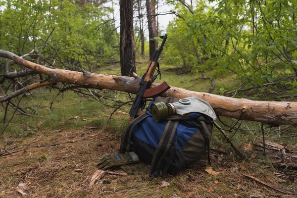 Beväpnad Soldat Gasmask Går Genom Skogen Och Spårar Fienden — Stockfoto