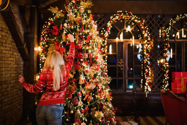 Girl Kvass Sweater Pulls Christmas Tree — Stock Photo, Image