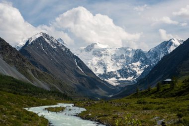 Akkem Gölü kıyısından Belukha tepesinin karla kaplı manzarası