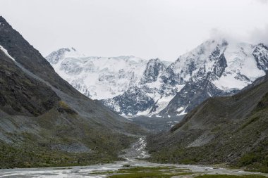 Akkem Gölü kıyısından Belukha tepesinin karla kaplı manzarası