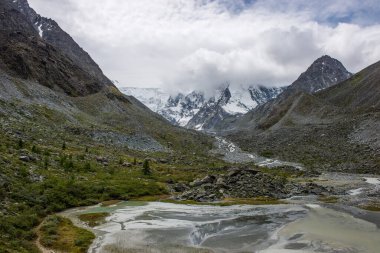 Akkem Gölü kıyısından Belukha tepesinin karla kaplı manzarası