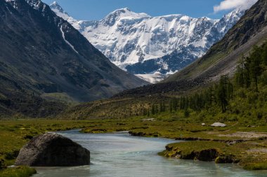 Akkem Gölü kıyısından Belukha tepesinin karla kaplı manzarası