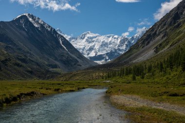 Akkem Gölü kıyısından Belukha tepesinin karla kaplı manzarası