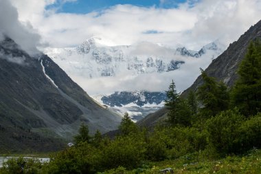 Akkem Gölü kıyısından Belukha tepesinin karla kaplı manzarası
