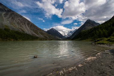 Akkem Gölü kıyısından Belukha tepesinin karla kaplı manzarası