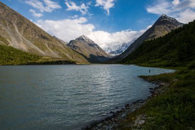 Akkem Gölü kıyısından Belukha tepesinin karla kaplı manzarası