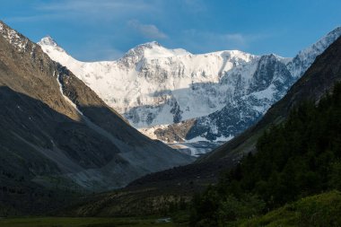 Akkem Gölü kıyısından Belukha tepesinin karla kaplı manzarası