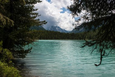 Yüksek dağ gölü Kucherlinskoe berrak, mavi suyu çok güzeldir.