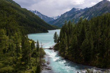 Yüksek dağ gölü Kucherlinskoe berrak, mavi suyu çok güzeldir.