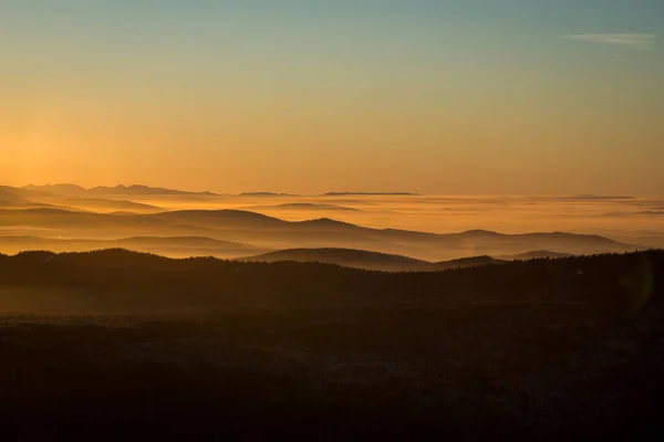 Sol Pone Debajo Del Horizonte Ilumina Niebla Valle Con Una — Foto de Stock