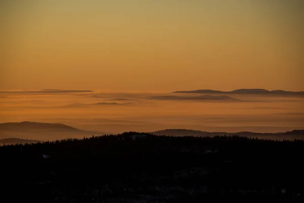 Sol Pone Debajo Del Horizonte Ilumina Niebla Valle Con Una — Foto de Stock