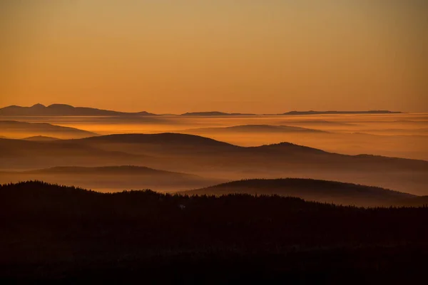 Die Sonne Geht Unter Dem Horizont Unter Und Erhellt Den — Stockfoto