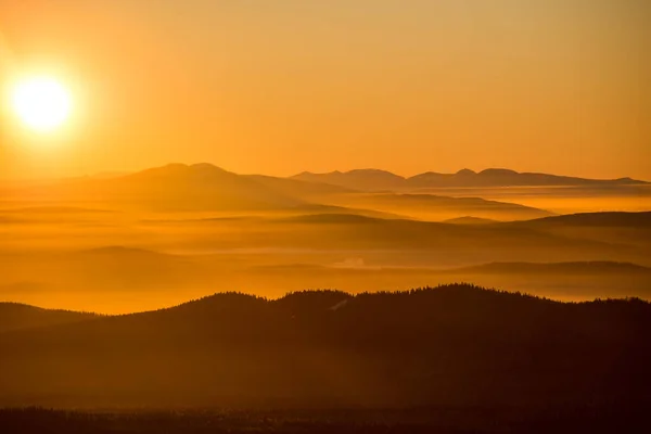 Słońce Zachodzi Poniżej Horyzontu Oświetla Mgłę Dolinie Żółtym Światłem — Zdjęcie stockowe