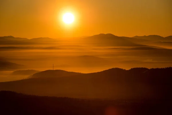 Słońce Zachodzi Poniżej Horyzontu Oświetla Mgłę Dolinie Żółtym Światłem — Zdjęcie stockowe