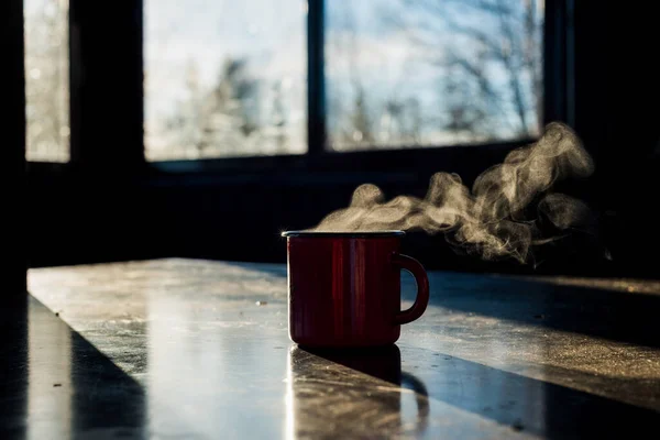 Uma Caneca Café Vermelha Senta Sobre Mesa Fumegante — Fotografia de Stock