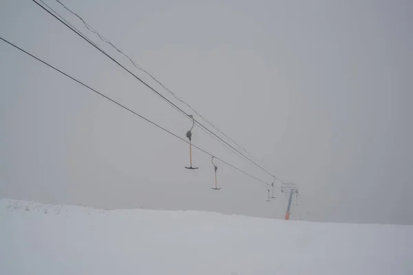 Elevador Esqui Quase Invisível Devido Denso Nevoeiro — Fotografia de Stock