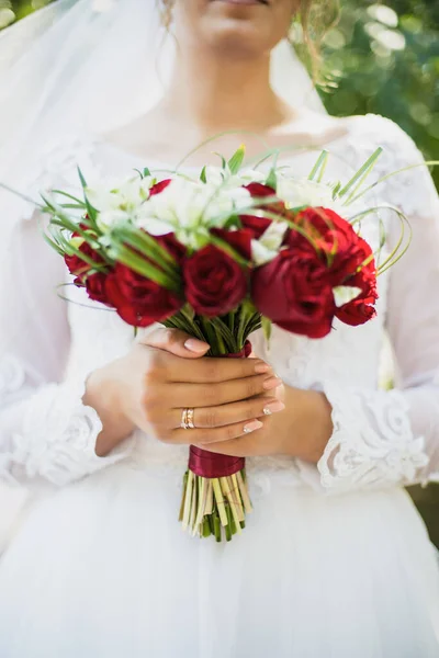 Невеста Держит Красивый Букет Цветов — стоковое фото