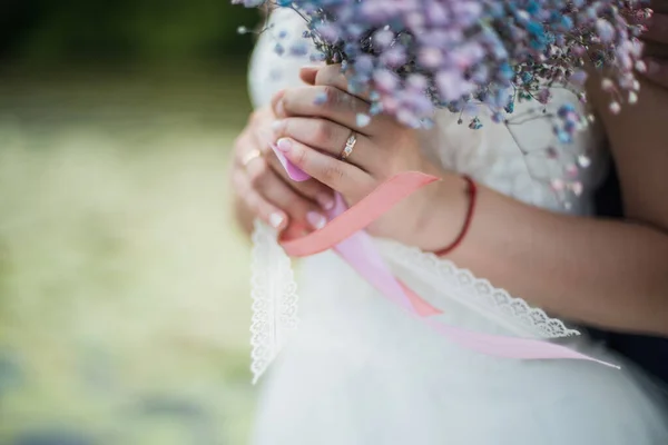 Невеста Держит Красивый Букет Цветов — стоковое фото