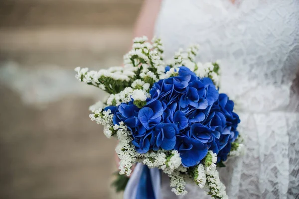 Noiva Tem Lindo Buquê Flores — Fotografia de Stock