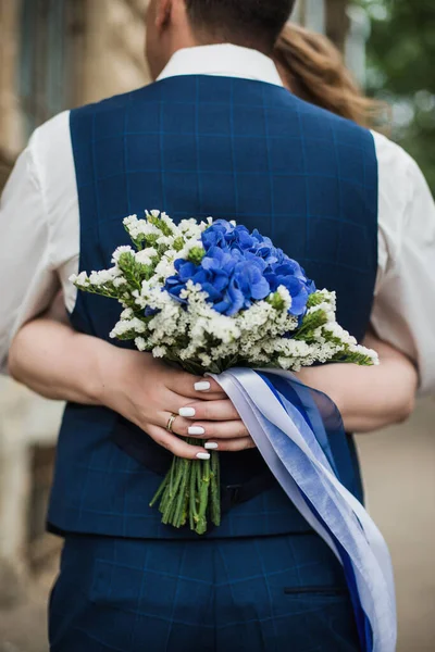 Noiva Tem Lindo Buquê Flores — Fotografia de Stock