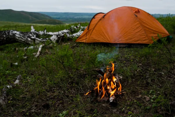 Yeşil Dağlardaki Bir Turist Çadırının Yanında Şenlik Ateşi Yanıyor — Stok fotoğraf