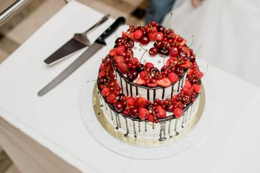 Güzel düğün pastası gelin ve damat parçalara ayrılmış.