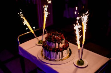 Güzel düğün pastası gelin ve damat parçalara ayrılmış.