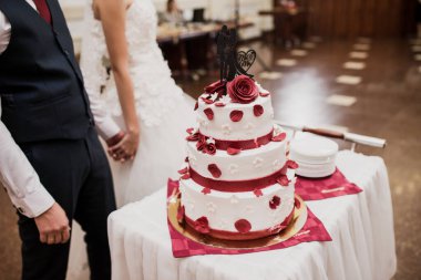 Güzel düğün pastası gelin ve damat parçalara ayrılmış.