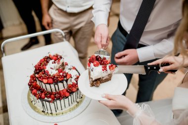 Güzel düğün pastası gelin ve damat parçalara ayrılmış.