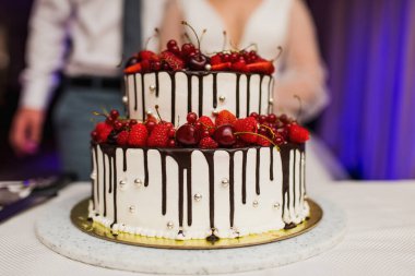 Güzel düğün pastası gelin ve damat parçalara ayrılmış.