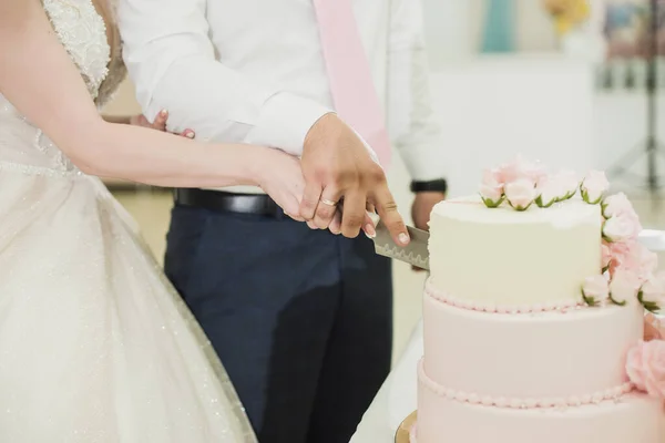 Vacker Bröllopstårta Brud Och Brudgum Skuren Bitar — Stockfoto
