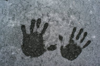 Karla kaplı buzun üzerinde birbirine aşık bir çiftin parmak izleri.