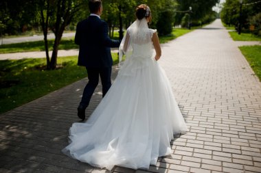 Gelin ve damat el ele tutuşun.