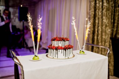 Güzel, düğün pastası masada.