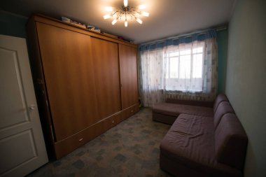 Büyük onarımlardan sonra oturma odasının şık bir iç mekanı.