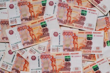 Rusya bankası 5000 rublelik nominal değeri olan banknotlar.