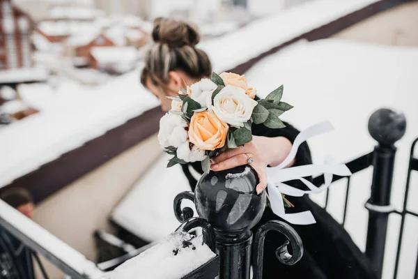 Uma Noiva Bonita Vestido Branco Mantém Buquê Flores Frescas — Fotografia de Stock