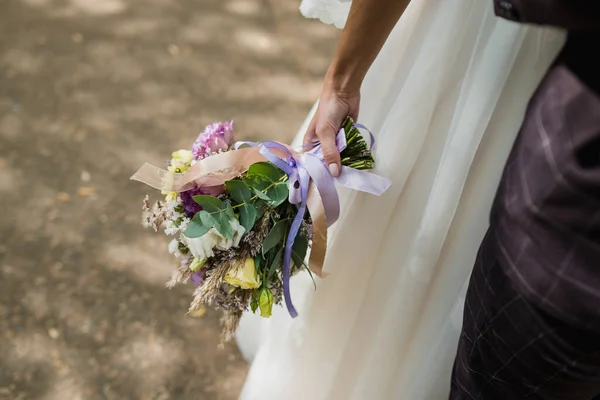 Egy Gyönyörű Menyasszony Fehér Ruhában Friss Virágcsokrot Tart — Stock Fotó