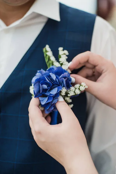 Uma Noiva Bonita Vestido Branco Mantém Buquê Flores Frescas — Fotografia de Stock