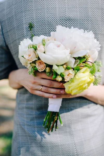 Een Mooie Bruid Een Witte Jurk Houdt Een Boeket Van — Stockfoto